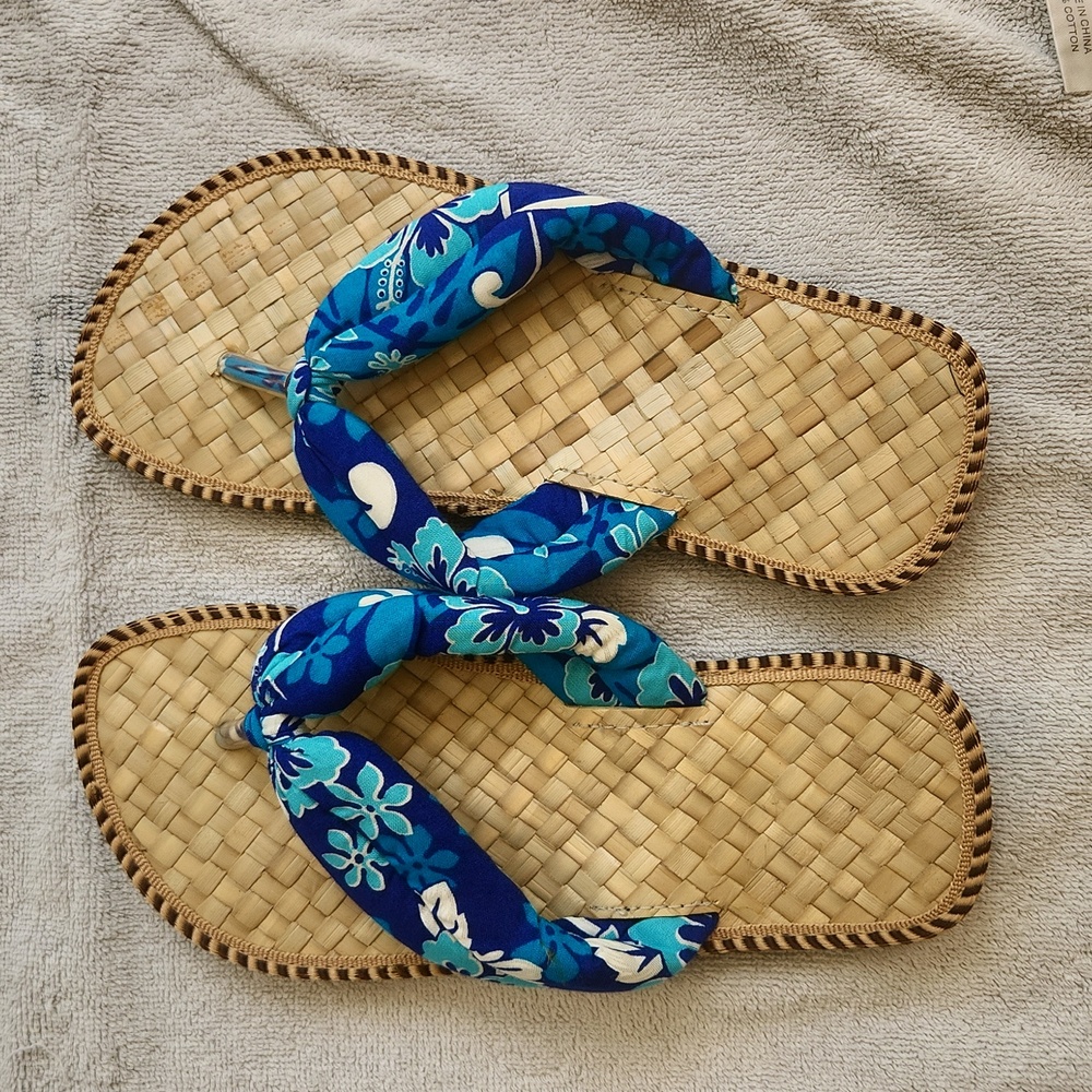 Hawaiian print straw slippers